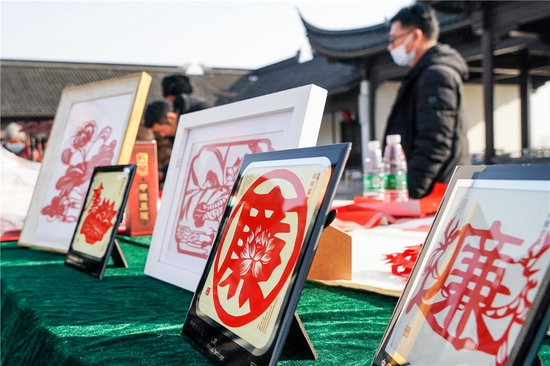 江苏省连云港市灌云县纪委监委在当地同兴镇梅园文化广场举行廉政文化进乡村活动，这是活动中展示的廉政主题剪纸（2021年1月14日摄）。新华社记者 李博 摄