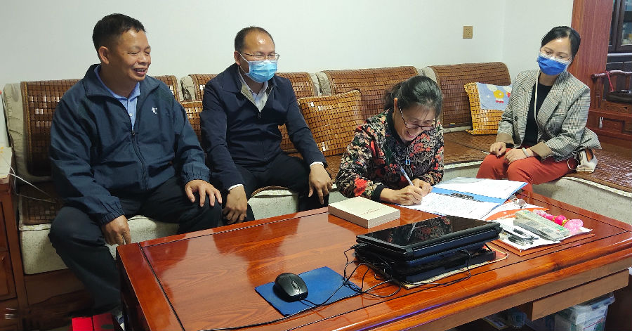 黄平书记到梁作敬站长家进行廉政家访3.jpg