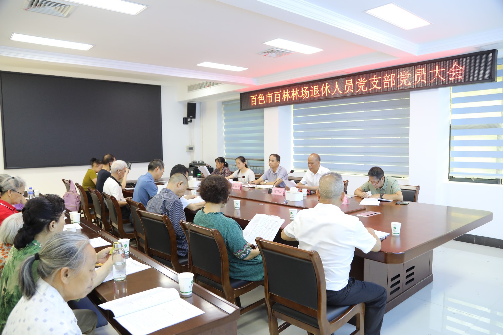 退休大会图片_副本.jpg 退休大会图片_副本.jpg