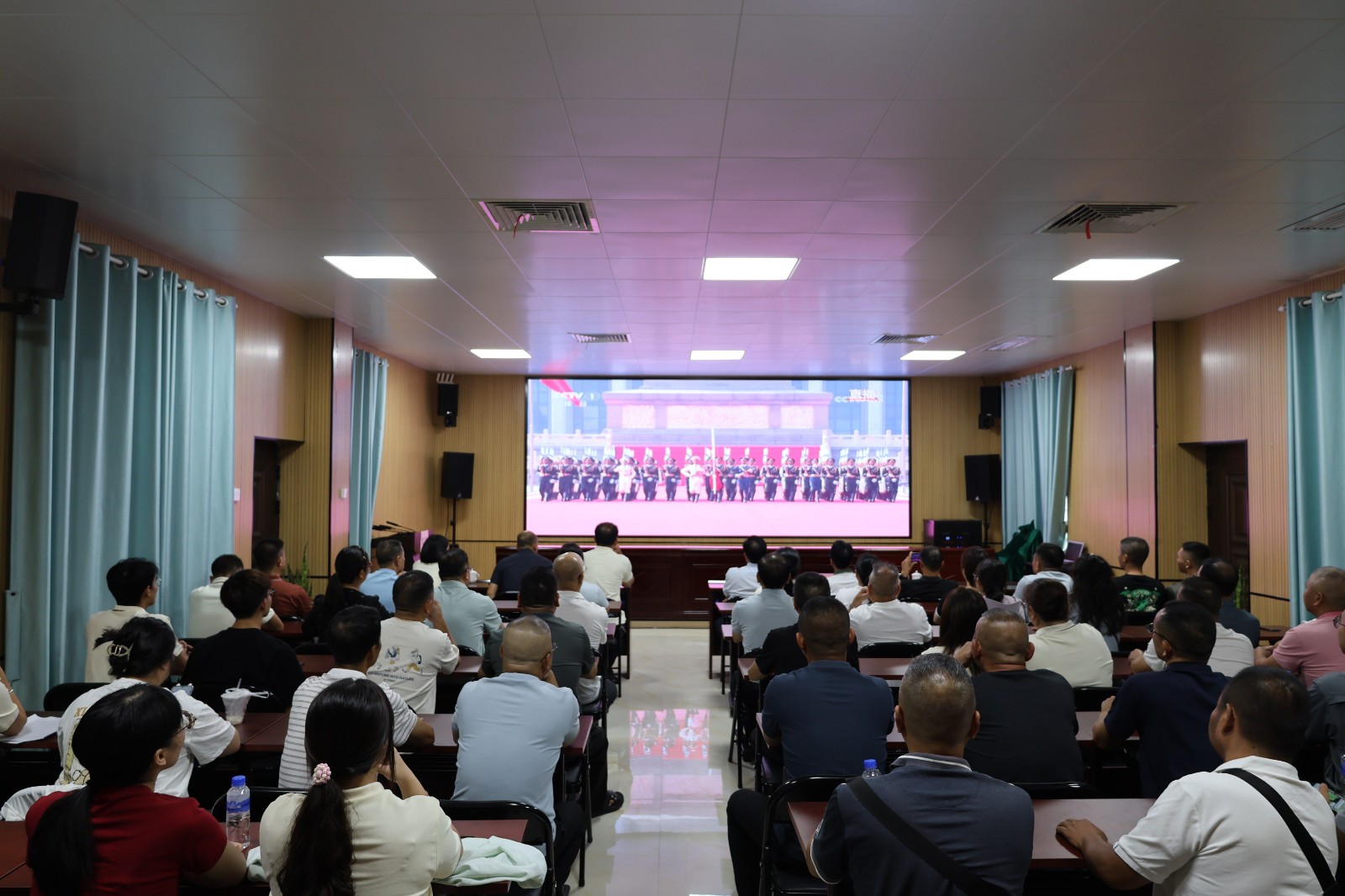 致敬强国荣光汲取奋进力量 ——百林林场组织全体干部职工集中观看九三阅兵盛况