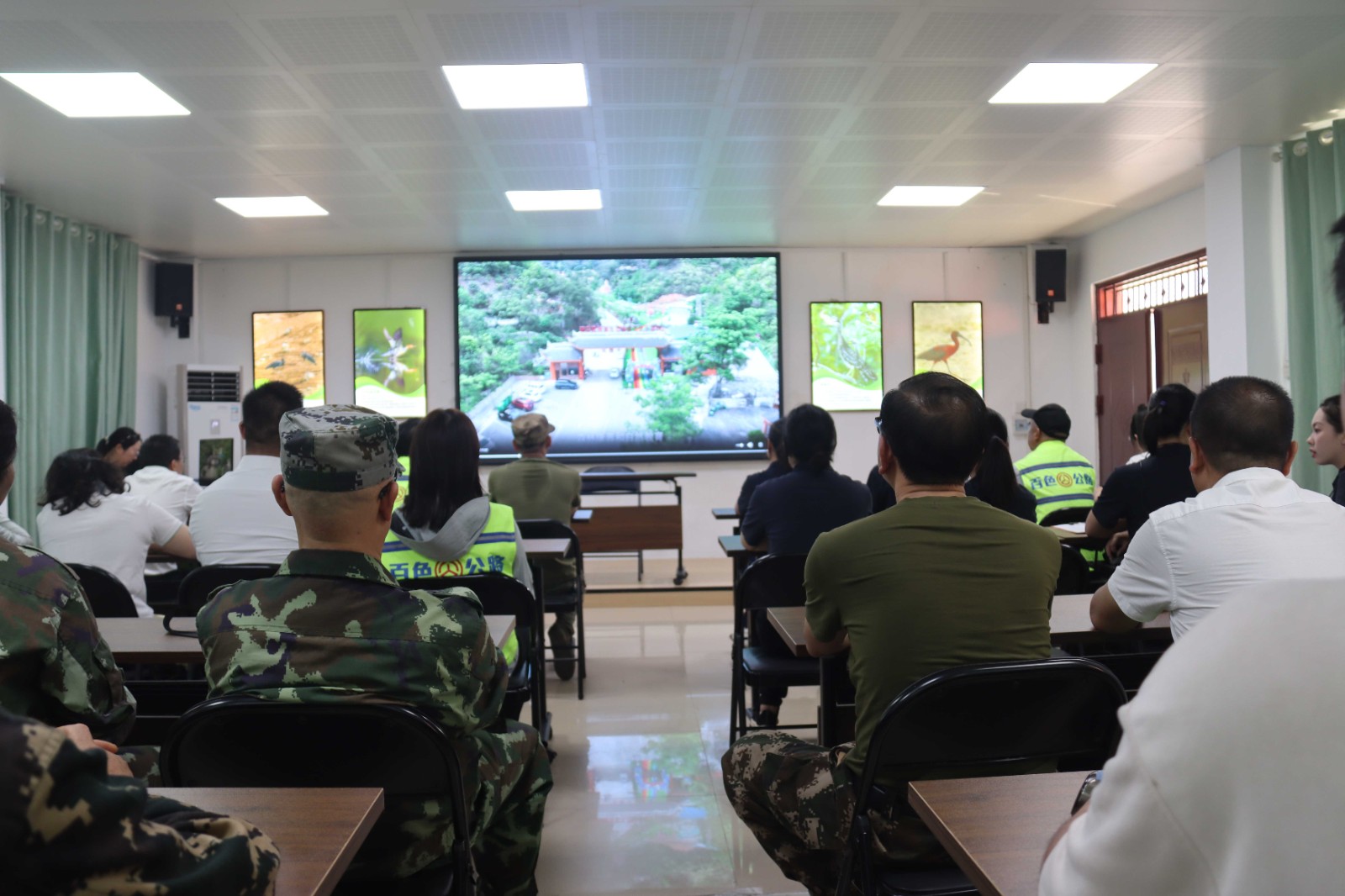 组织观看保护区宣传片 杨雪益 摄 (11)_副本.jpg