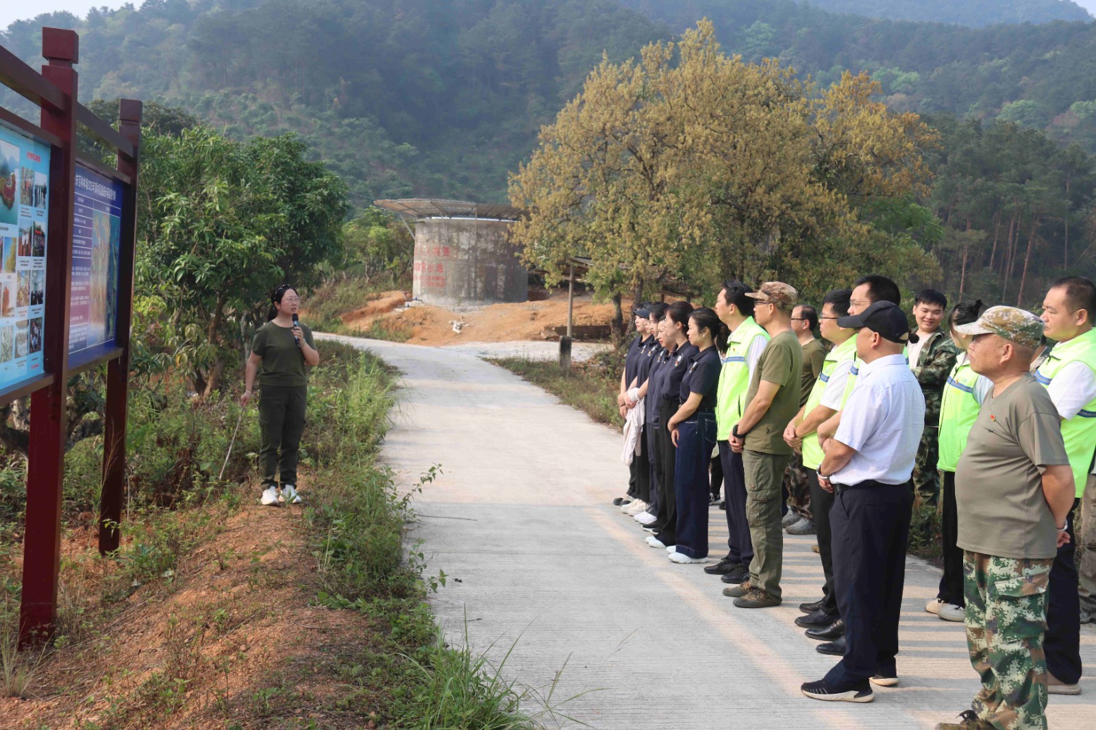 百林林场工作人员向活动人员讲解宣传栏  杨雪益 摄 (4)_副本.jpg