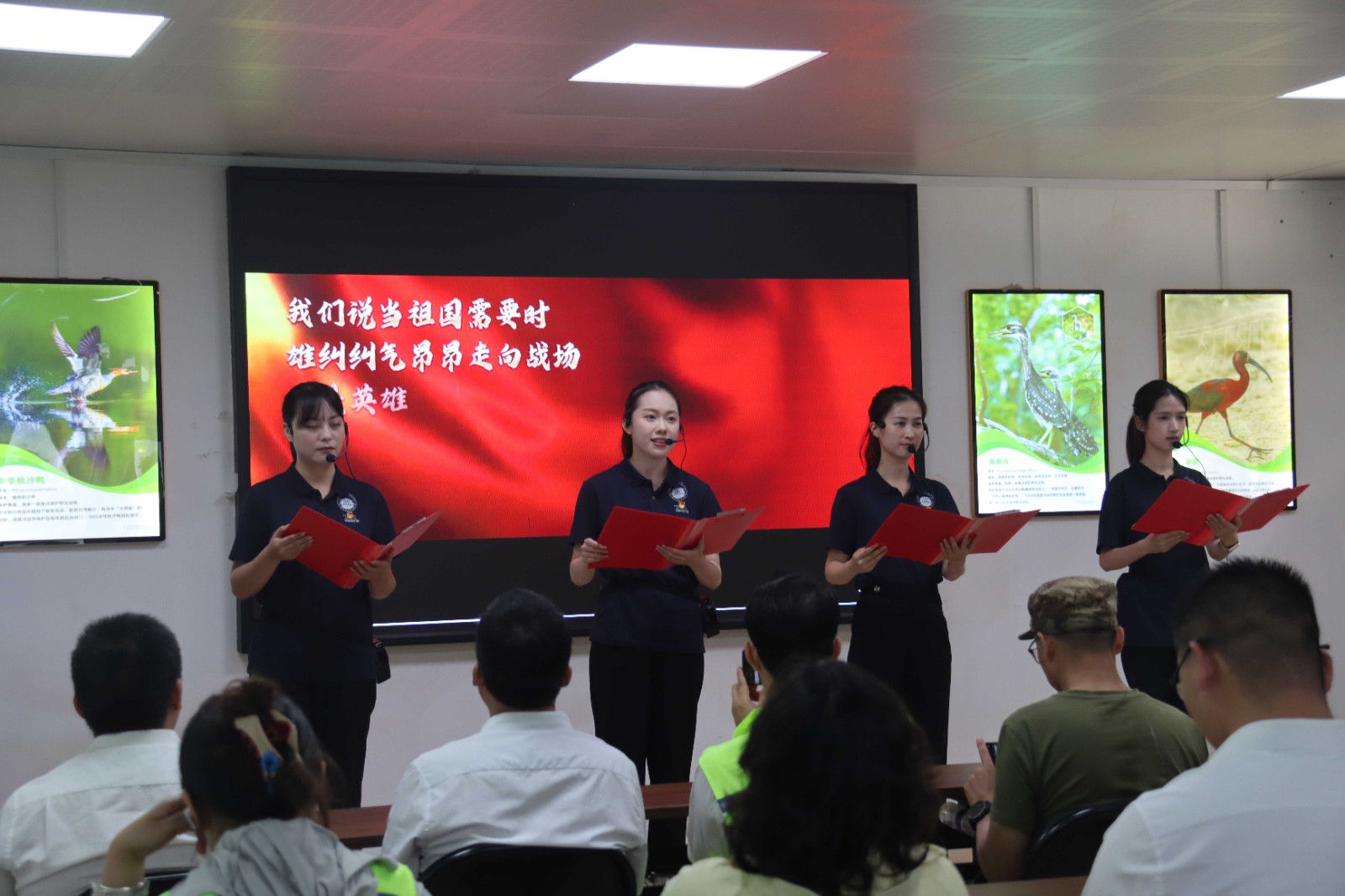 百色起义革命旧址管理处党员代表朗诵革命诗词 杨雪益 摄 (6)_副本.jpg