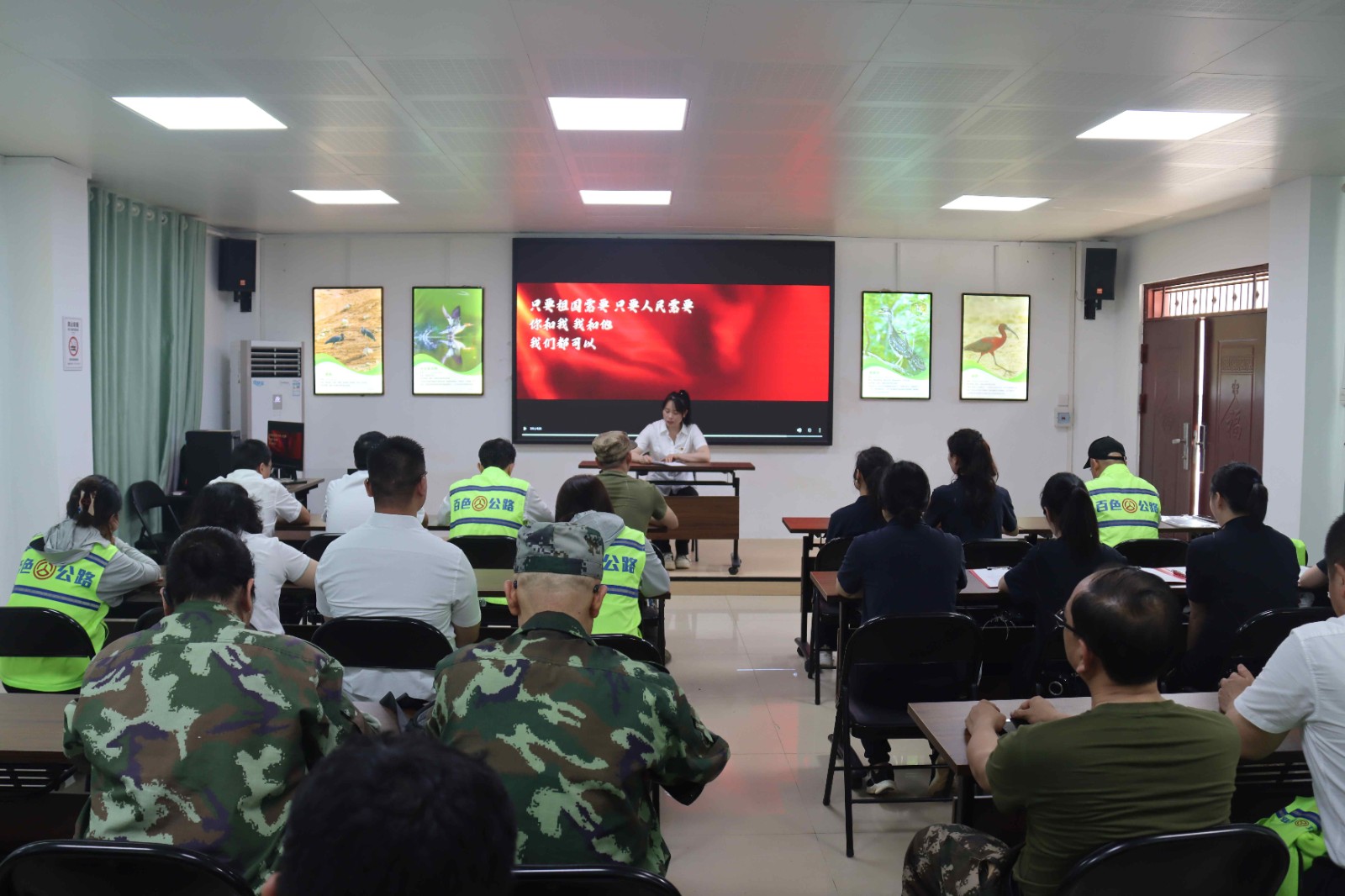 右江公路养护中心党支部书记上微党课 杨雪益 摄 (7)_副本.jpg