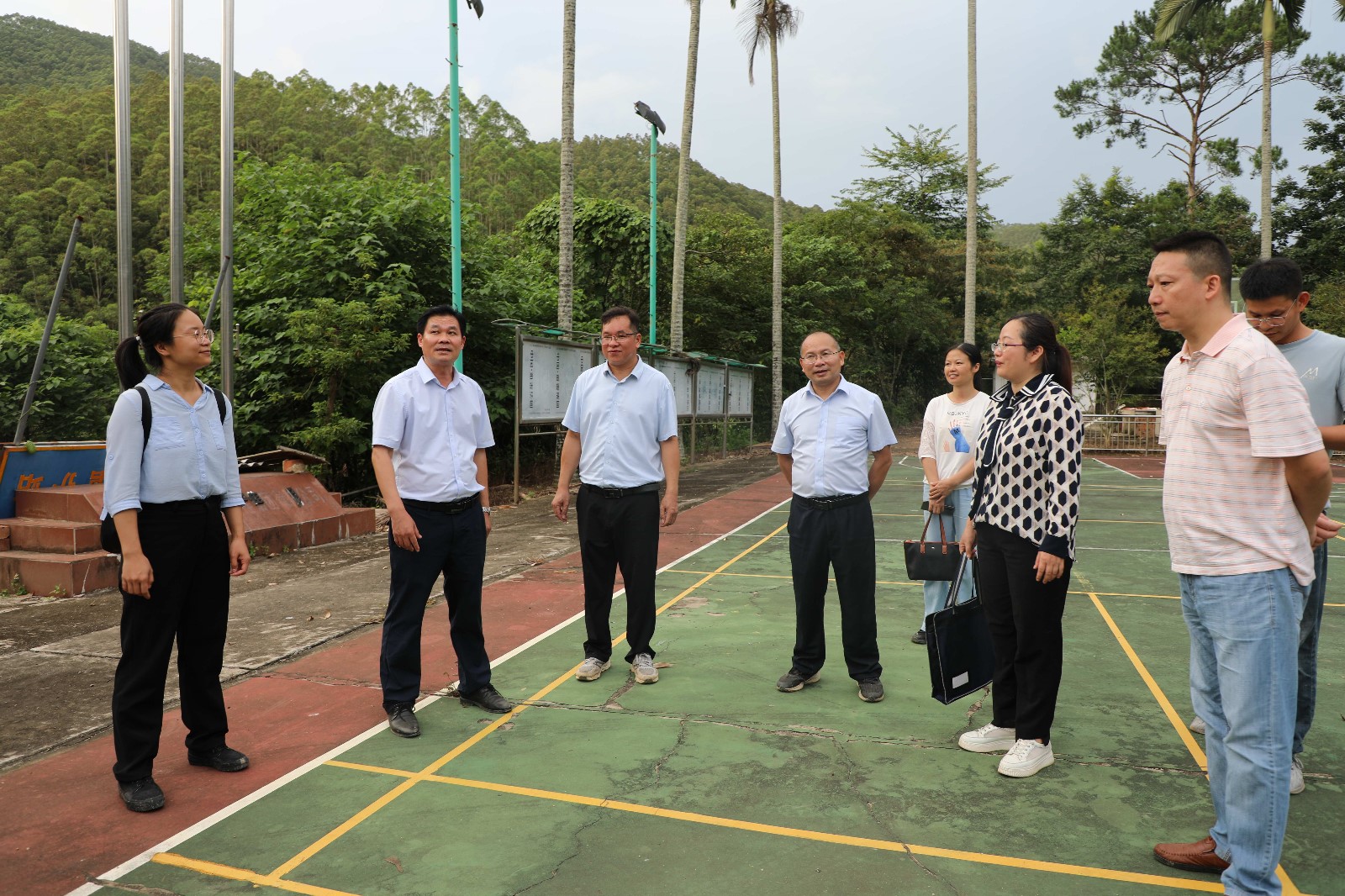 为进一步推动国有林场林业安全生产、信访维稳及林场项目建设工作，2023年9月7日，百色市林业局党组成员、副局长黄平一行4人到我场深入调研指导工作。百林林场党总支书记、场长岑绍荣陪同调研4_副本.jpg