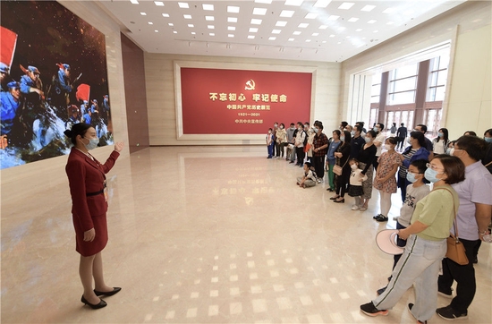参观者在中国共产党历史展览馆展厅聆听工作人员讲解(2021年10月1日摄)。新华社记者 李贺 摄 参观者在中国共产党历史展览馆展厅聆听工作人员讲解(2021年10月1日摄)。新华社记者 李贺 摄