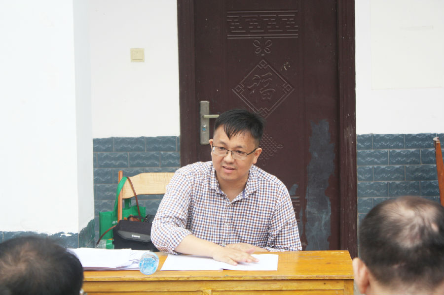 百色市林业局林政防火党支部书记祝斌分别组织学习《党员领导干部如何过节？习近平总书记的这堂课你必须听》等文件精神。.jpg