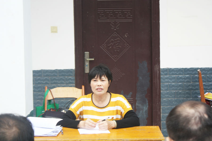 百色市百林林场七塘管护站党支部书记黄兰菊组织学习《习近平总书记在庆祝海南建省办经济特区30周年大会上的讲话》等文件精神。.jpg