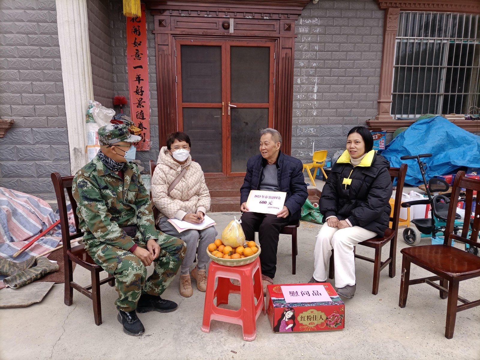 5.场总工程师卢芋兵(右一)带队慰问退休困难党员黄福树(右二)_副本.jpg 5.场总工程师卢芋兵(右一)带队慰问退休困难党员黄福树(右二)_副本.jpg
